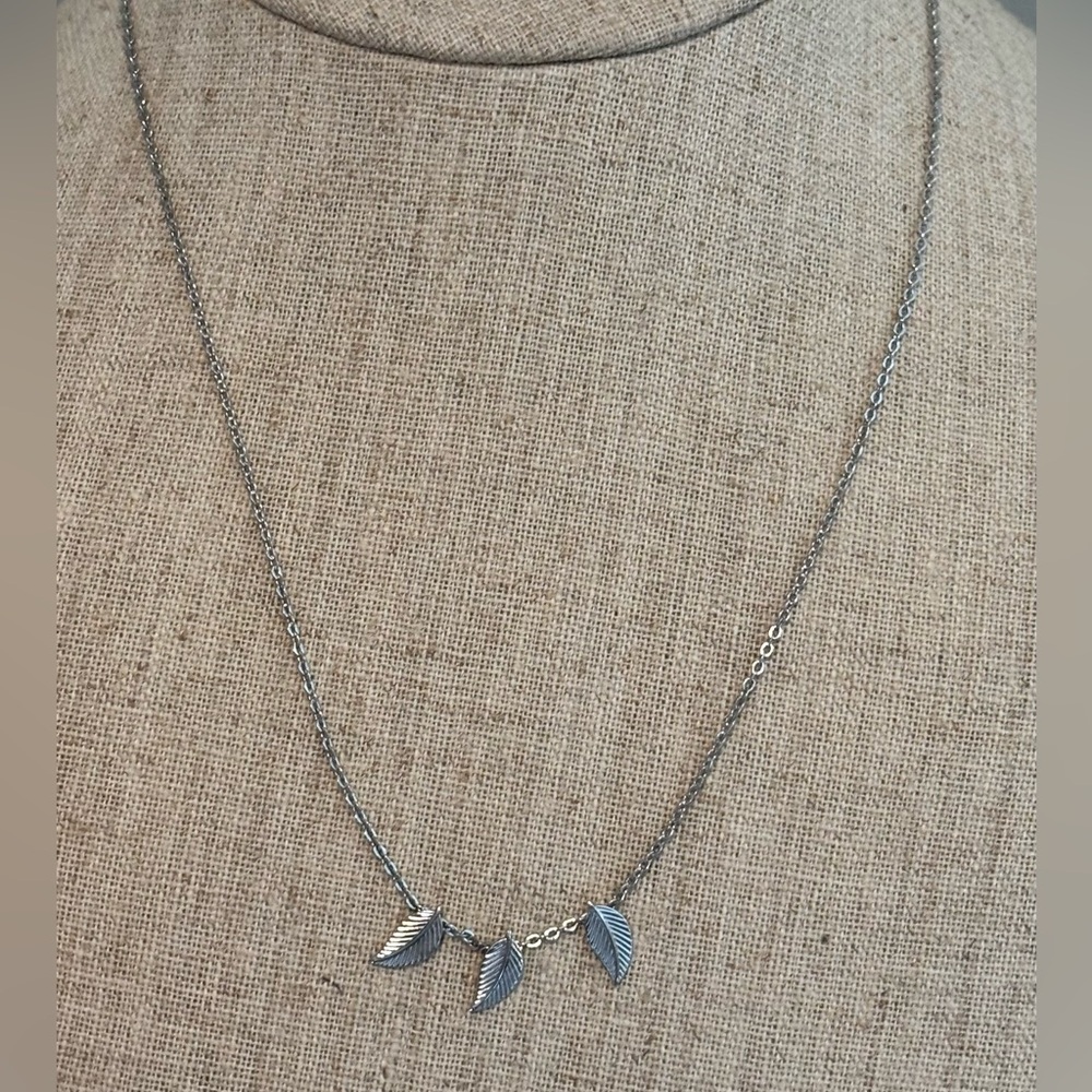 Vintage Sarah Coventry silver leaf necklace in as new condition!!